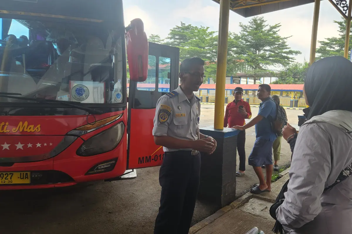 Sejumlah penumpang memanfaatkan transportasi bus memanfaatkan libur Nataru melalui Terminal Jatijajar, Depok.