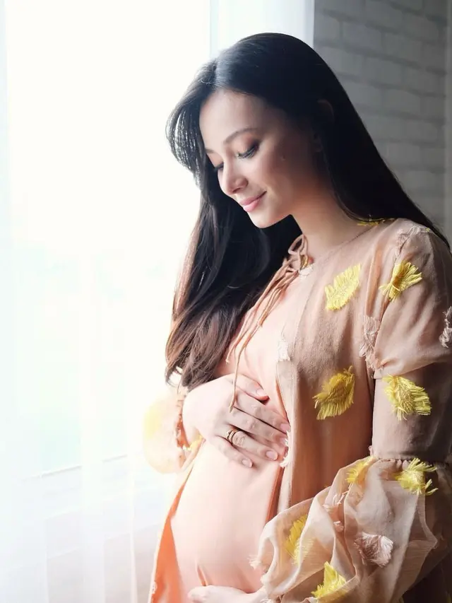Lahirkan Anak Pertama di Hari Natal, Ini 7 Potret Perjalanan Kehamilan Asmirandah