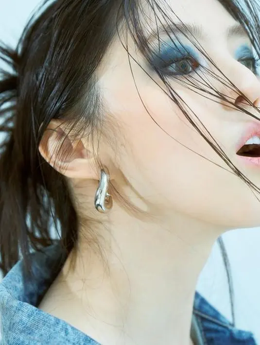 Jika biasanya menampilkan kecantikan tanpa cela dengan riasan natural, kali ini Han So Hee mengusung konsep bold dengan warna berani. (Instagram/xeesoxee).