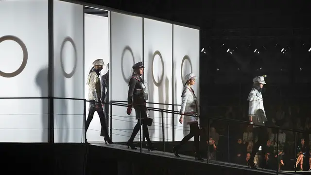 Chanel Menyajikan koleksi Paris-Hamburg 2017/18 Métiers d’art di Moskow
