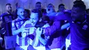 Para pemain Inter merayakan bersama para penggemar setelah memenangkan gelar juara Piala Super Italia dalam final melawan AC Milan di King Fahd International Stadium, Kamis (19/1/2023) dini hari WIB. Nerazzurri pun menyamai jumlah koleksi Piala Super Italia milik Milan yang juga merupakan sang tetangga. (Giuseppe CACACE / AFP)