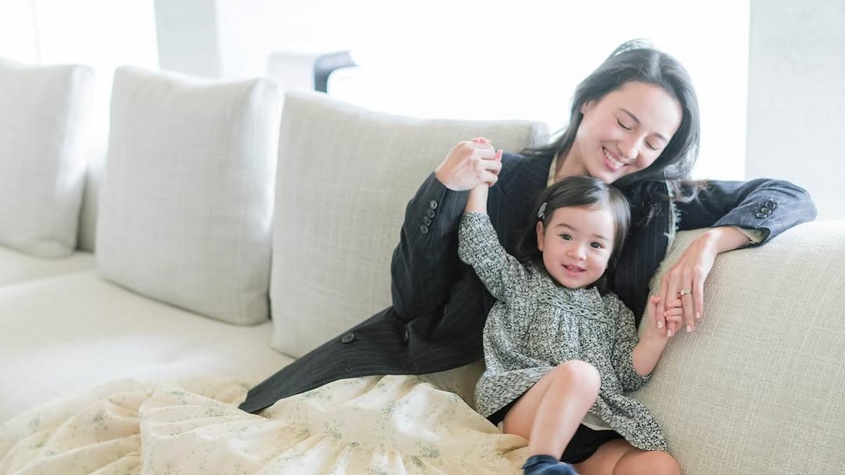 6 Koordinasi Gaya Julie Estelle dan Sang Anak, Selalu Matching dalam Berbusana
