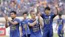 Pemain Persib, Kim Kurniawan, memberikan aplaus kepada bobotoh usai laga melawan Bali United pada laga Liga 1 Indonesia di Stadion Si Jalak Harupat, Bandung, Kamis (21/9/2017). Persib bermain imbang 0-0 dengan Bali United. (Bola.com/M Iqbal Ichsan)