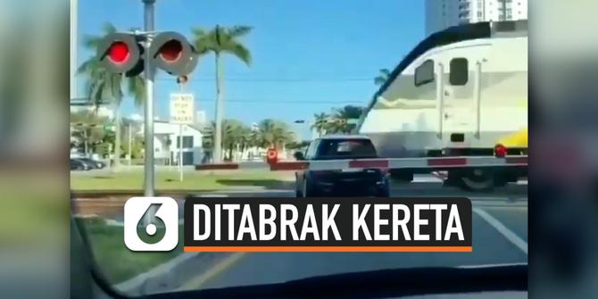 VIDEO: Mobil Disambar Kereta Api Akibat Terobos Palang Perlintasan