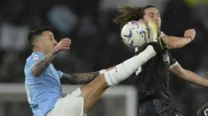 Gelandang Juventus Adrien Rabiot melompat untuk mengejar bola bersama gelandang Lazio Matias Vecino dalam duel leg kedua semifinal Coppa Italia 2023/2024 di Olimpico, Rabu (24/2/2024). (Alfredo Falcone/LaPresse via AP)