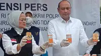Kepala BPOM, Menunjukkan Obat Sirop Tercemar Kimia Penyebab Gagal Ginjal Akut. (Senin, 31/10/2022). (Yandhi Deslatama/Liputan6.com).