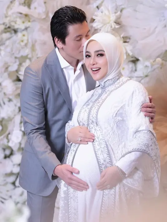 Syahrini mengunggah beberapa foto di media sosialnya bersama suaminya. Ia menampilkan baby bump nya. [@princessyahrini]