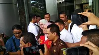 Berompi Tahanan Kejaksaan, Ratna Sarumpet Dibawa ke Rutan Polda Metro Jaya
