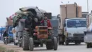 Warga melarikan diri menuju perbatasan Turki di Provinsi Idlib, Suriah, Rabu (29/1/2020). Kemajuan serangan pasukan pemerintah Suriah yang didukung Rusia atas Idlib memaksa ratusan ribu warga mengungsi ke tempat lebih aman. (AP Photo/Ghaith Alsayed)