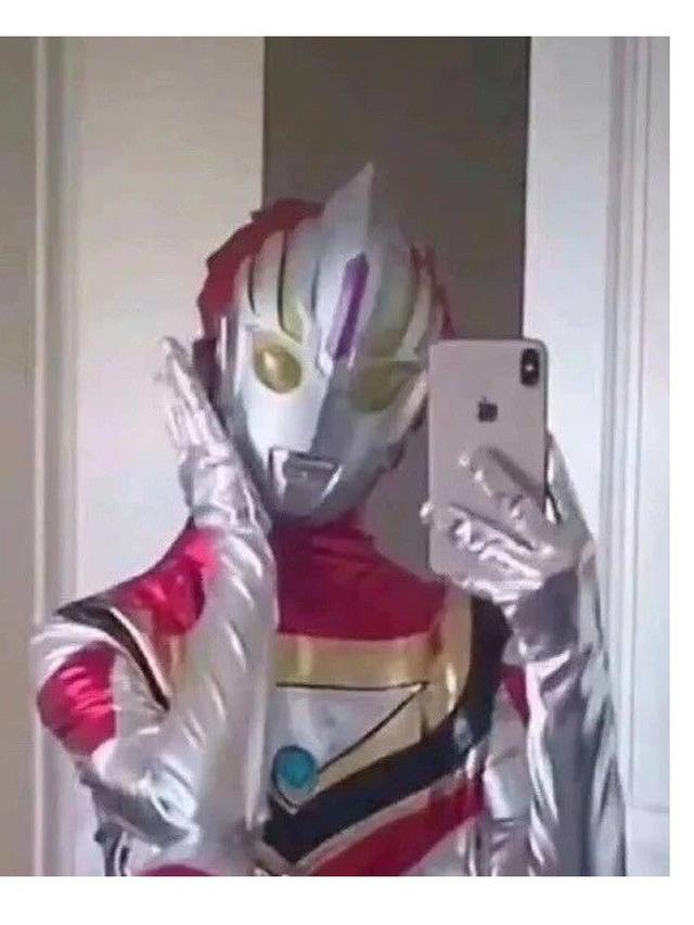 6 Potret Orang Pakai Kostum Ultraman di Tempat Umum Ini Curi Perhatian -  Hot Liputan6.com