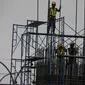 Pekerja memasang tiang penyangga untuk proyek pembangunan jalan tol Cimanggis-Cibitung (Cimaci) di Jalan Alternatif Cibubur, Jatikarya, Jatisampurna, Kota Bekasi, Jumat (23/11). (Merdeka.com/Imam Buhori)