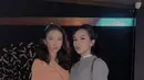 Yuki Kato tampil mengenakan crop top lengan panjang orange dipadukan mini skirt kotak-kotak dan sneakersnya. [@nazlaalifa]