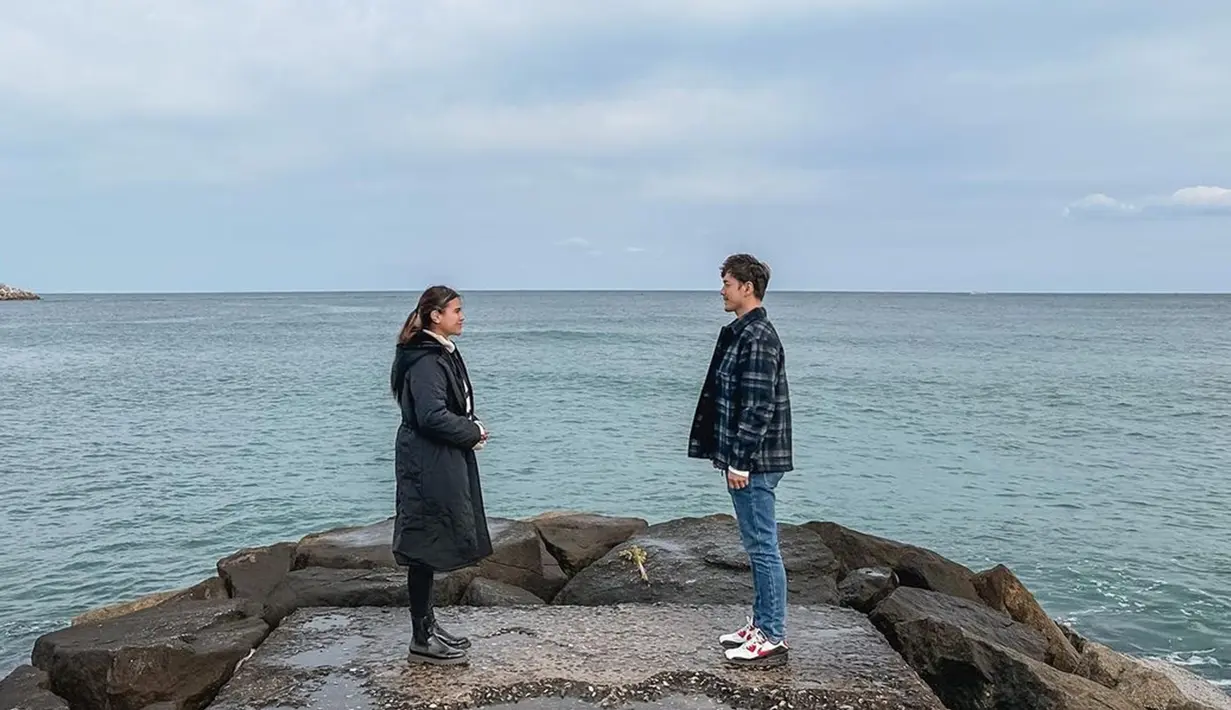 Lokasi foto yang diunggah oleh Audi Marissa satu ini pastinya juga tak asing lagi bagi banyak pecinta drama Korea. Pasalnya, Audi Marissa dan sang suami terlihat me-create kembali salah satu adegan dalam drama Goblin. (Liputan6.com/IG/@audimarissa)