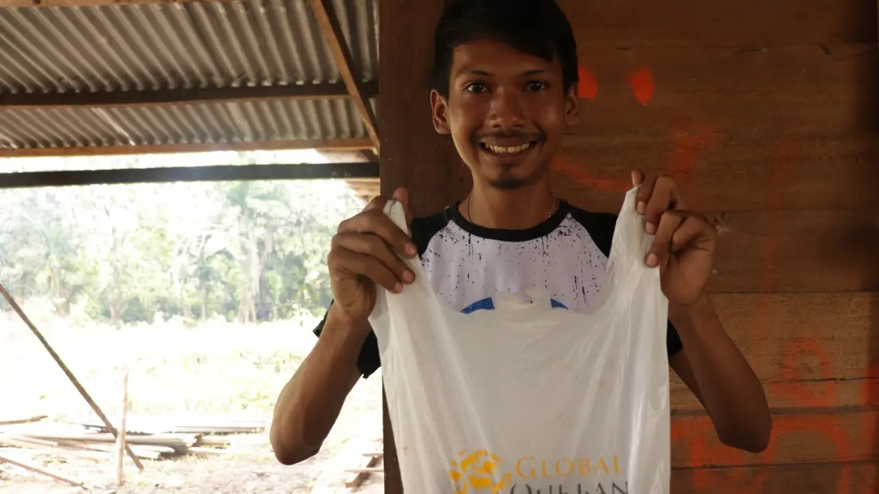 Senyum seorang mualaf di Kota Padang setelah mendapat paket hewan kurban. (Liputan6.com/ Novia Harlina)