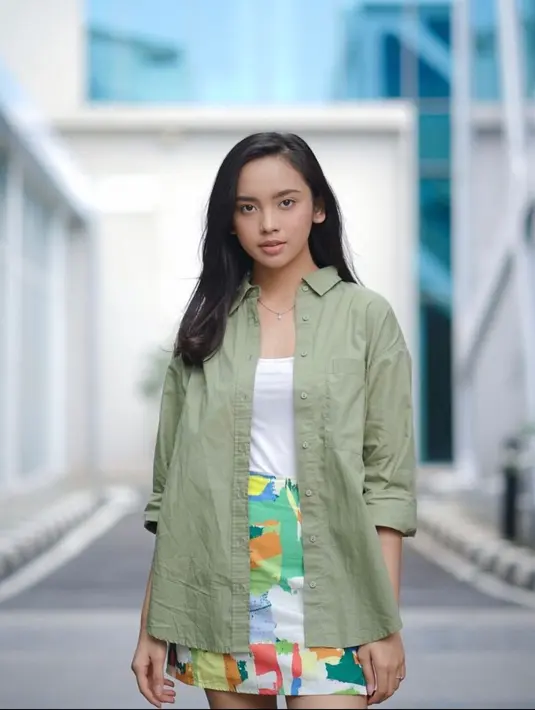 <p>Short skirt dengan motif abstrak akan membuatmu tampil cerah dan memesona.&nbsp;(instagram/lyodraofficial)</p>