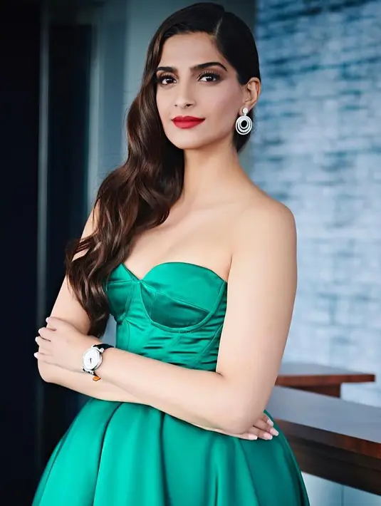 Sonam Kapoor tidak ingin menghamburkan uangnya hanya untuk pesta yang mewah. "Ia tak ingin menggelar pesta yang mewah. Ia hanya ingin menggelar pesta yang sederhana," ujar seorang sumber seperti yang dilansir dari Masala. (Foto: instagram.com/sonamkapoor)