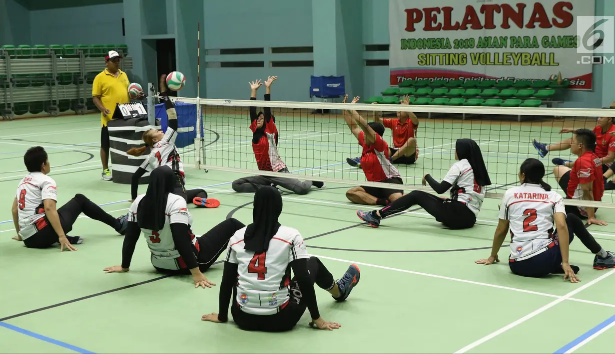 Atlet bola voli duduk putri Asian Para Games Indonesia saat berlatih di Gelora Bung Karno Arena, Jakarta, Rabu (26/9). Latihan ini merupakan pelatnas voli duduk putri Indonesia setelah sebelumnya berlatih di Solo. (Liputan6.com/Helmi Fithriansyah)