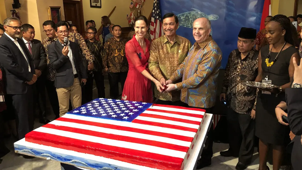 (dari kiri ke kanan) Dubes AS untuk ASEAN Piper Campbell, Dubes AS untuk Indonesia Joseph Donovan, dan Menteri Koordinator Bidang Kemaritiman Luhut Bisnar Pandjaitan dalam perayaan 4th of July Independence Day di Jakarta (sumber: US Embassy Jakarta)