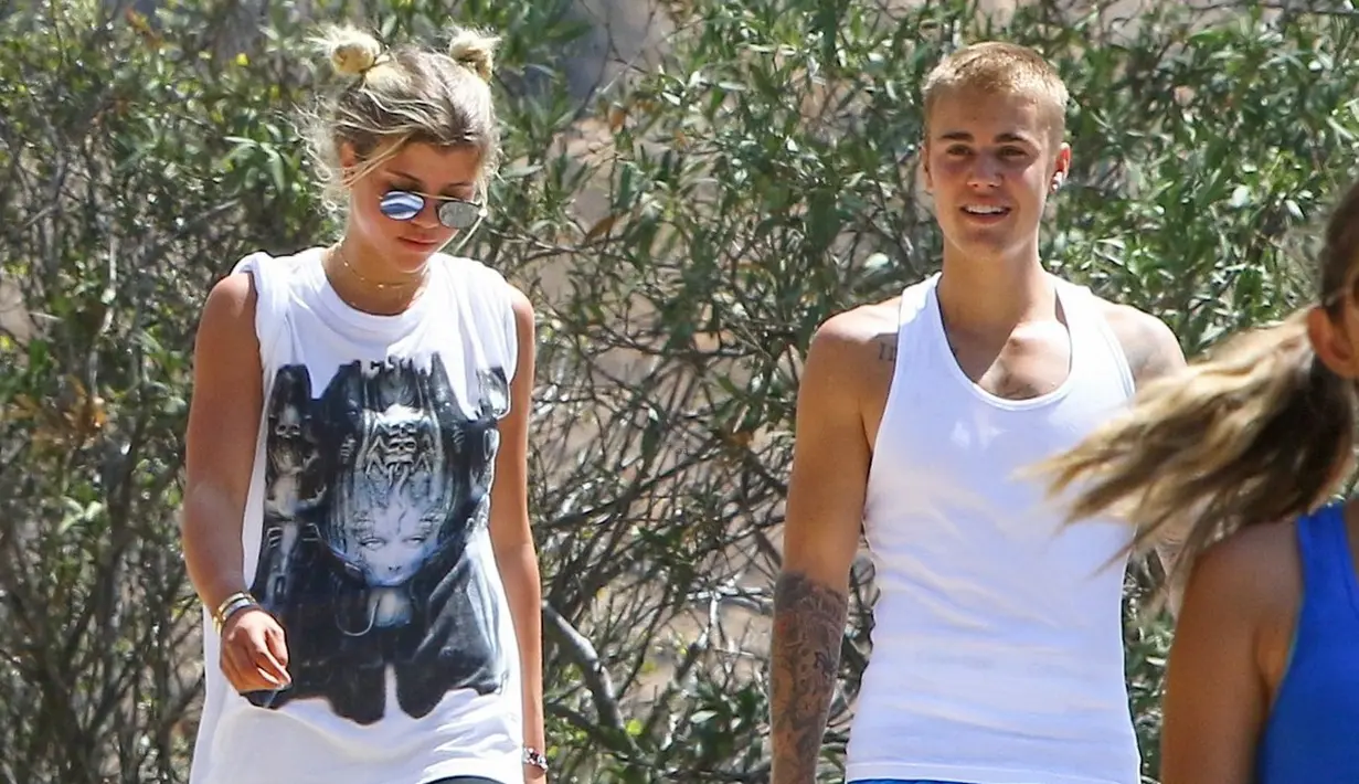 Pada awalnya para penggemar JB mengungkapkan pendapatnya untuk Sofia Richie. Beliebers tidak menyukai Sofia dan melarang Justin untuk berpacaran dengan anak musisi Lionel Richie. (Dailymail/Bintang.com)
