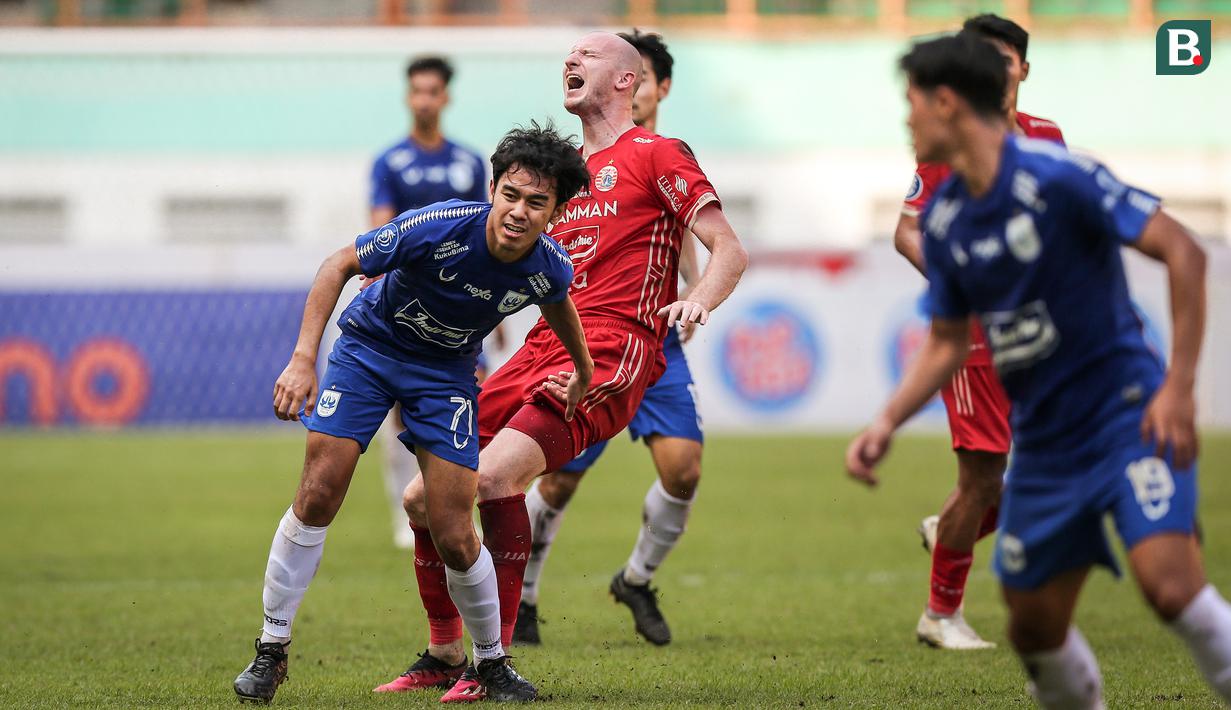 <p>Reaksi kesakitan pemain Persija Jakarta, Michael Krmencik ketika kakinya diinjak oleh pemain PSIS Semarang, M Luthfi Kamal pada laga lanjutan BRI Liga 1 2022/2023 di Stadion Wibawa Mukti, Cikarang, Kamis (16/03/2023). (Bola.com/Bagaskara Lazuardi)</p>