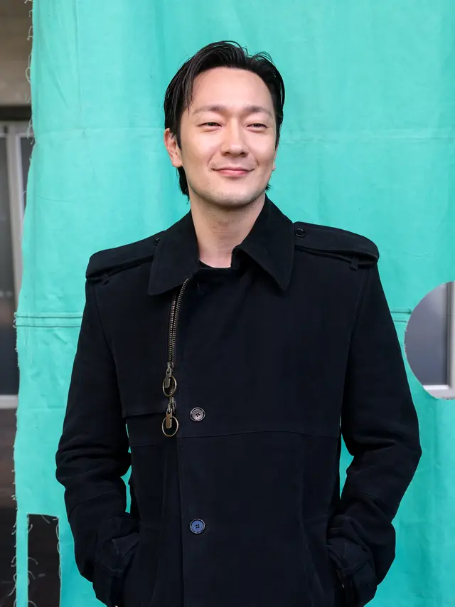 Parade Busana Seleb Hadiri Burberry Summer 2025 di London Fashion Week, dari Lila Moss hingga Bright Vachiwrait