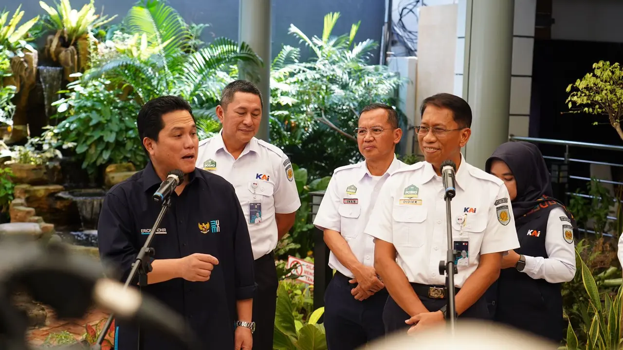 Menteri BUMN Erick Thohir melakukan peninjauan dan melepas mudik gratis di Stasiun Pasar Senen, Jakarta