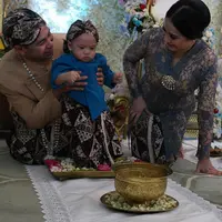 Rafathar Malik Ahmad putra pasangan Raffi Ahmad dan Nagita Slavina baru saja menginjakkan kakinya ke tanah pertama kalinya. Raffi dan Gigi menggelar acara yang disebut Tedak Siten pada Rabu (25/5/2016). (Instagram/raffinagita1717)