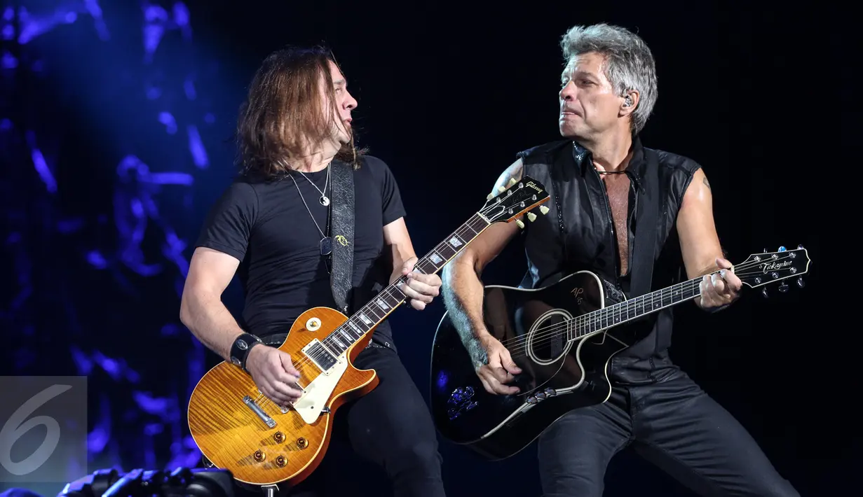 Aksi Bon Jovi di depan 40 ribu penonton yang memadati Stadion Utama Gelora Bung Karno (SUGBK), Jakarta, Jumat (11/9/2015). Bon Jovi membayar kerinduan penggemarnya di Indonesia dengan aksi yang memukau. (Liputan6.com/Faizal Fanani)