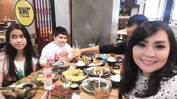 Artis Tessa Kaunang saat makan siang bersama anak dan kekasih barunya, Rully. Meski sering menggunggah kebersamaannya Rully, Tessa tidak pernah memperlihatkan dengan jelas wajah kekasihnya itu. (Instagram/thessakaunangtuiit)