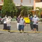 Pasien positif Covid-19 berstatus OTG di pusat isolasi BPSDMD Provinsi Jateng goyang badan untuk tingkatkan imun di depan panggung kemanusiaan empat kampus di Kota Semarang. (Foto: Liputan6.com/Humas Provinsi Jateng)