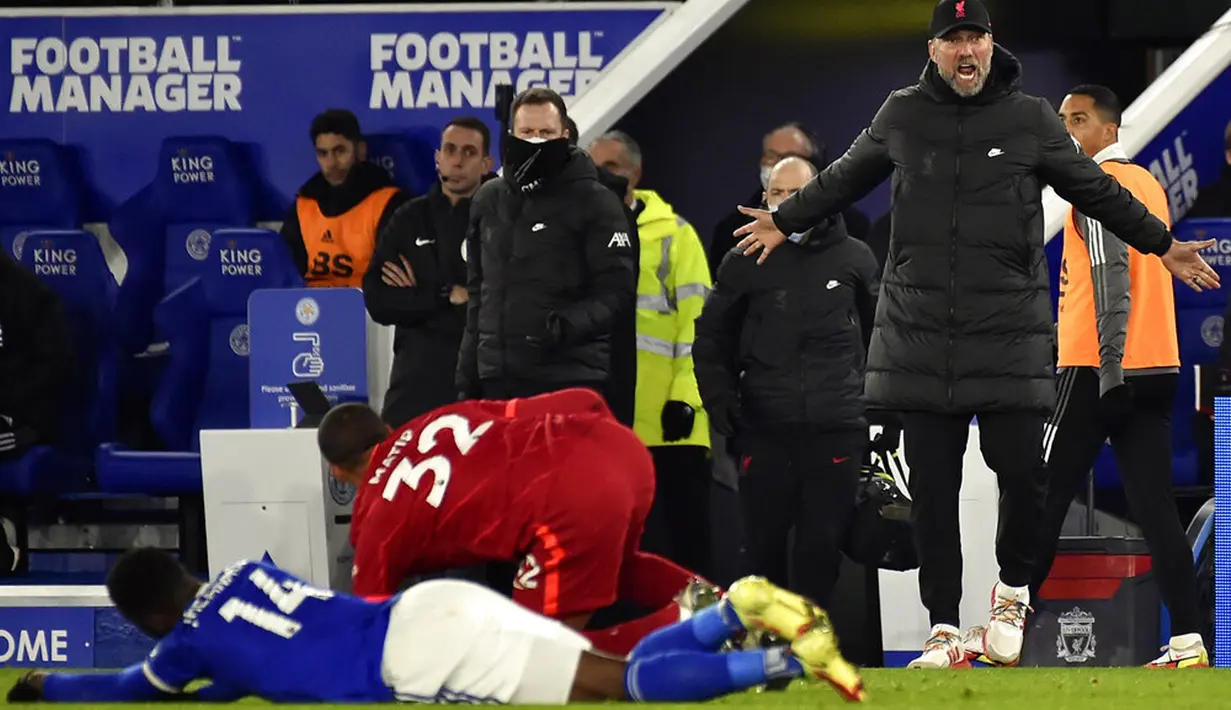 Manajer Liverpool Jurgen Klopp (kanan) bereaksi saat melawan Leicester City pada pertandingan sepak bola Liga Inggris di Stadion King Power, Leicester, Inggris, 28 Desember 2021. Leicester City menang 1-0. (AP Photo/Rui Vieira)