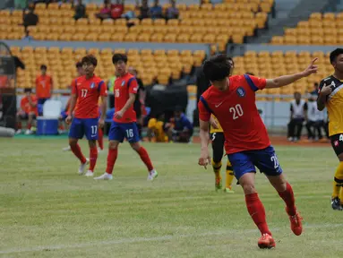 Pemain timnas Korea Selatan U-23, Jang Hyunsoo (20) berlari usai mencetak gol ke gawang Brunei Darussalam di kualifikasi grup H Piala Asia 2016 di Stadion GBK, Jakarta, Jumat (27/3/2015). Korsel unggul 5-0 atas Brunei. (Liputan6.com/Helmi Fithriansyah)