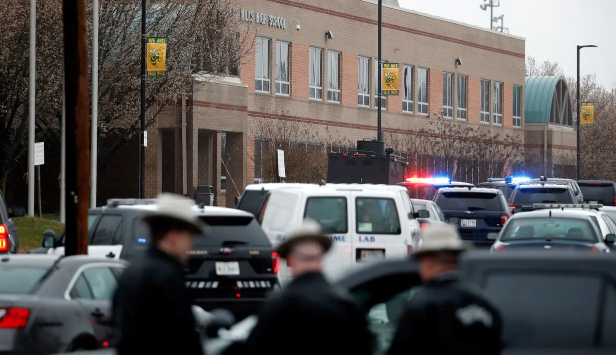 Petugas keamanan setempat memeriksa lokasi penembakan di Great Mills High School di Maryland, AS (20/3). Dua korban masih dalam perawatan di rumah sakit. (AP Photo / Alex Brandon)