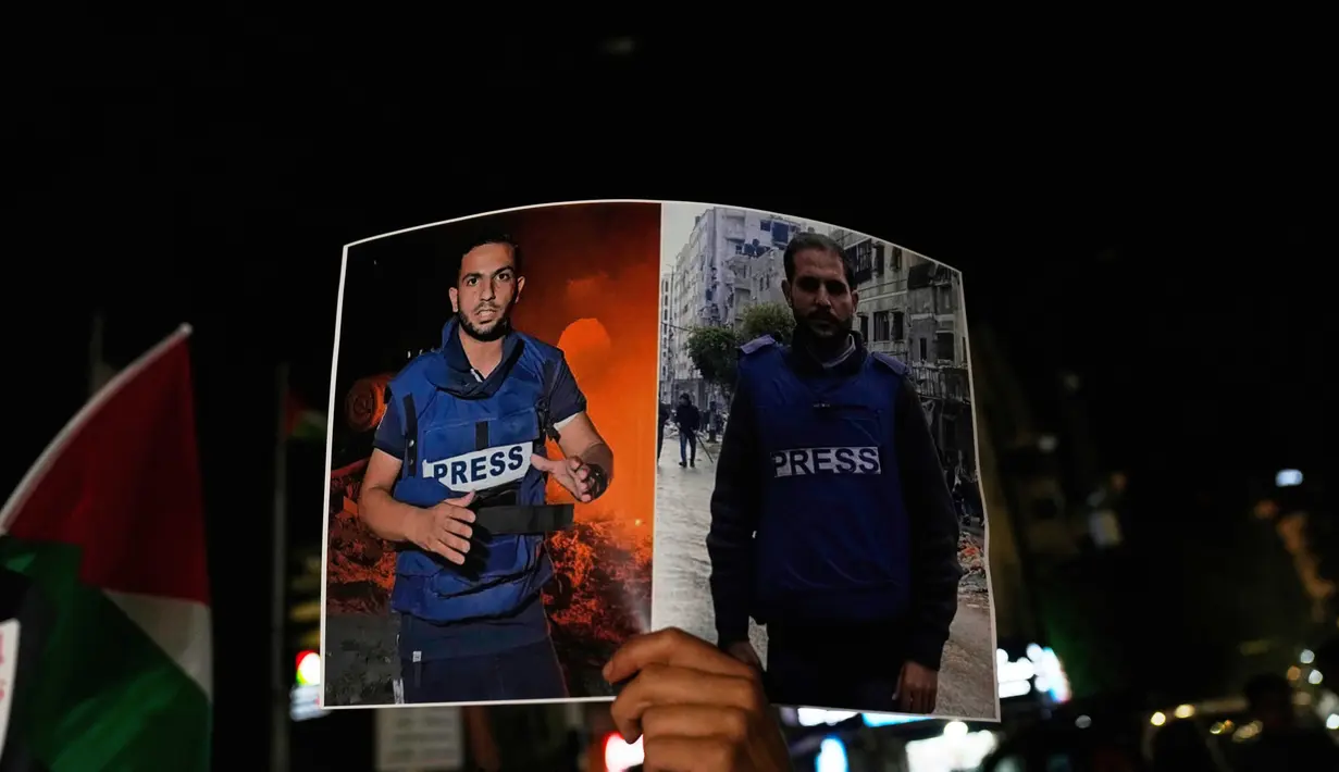 Sementara itu, Reporters Without Borders mengatakan hampir 200 jurnalis tewas dalam perang antara Israel dan milisi Hamas yang memanas di Gaza sejak Oktober 2023 silam. Tampak dalam foto, para jurnalis memegang poster yang menampilkan rekan-rekan mereka dari Palestina yang tewas dalam serangan udara Israel di Jalur Gaza, selama demonstrasi di kota Ramallah, Tepi Barat, pada Senin 11 Agustus 2025. (AP Photo/Nasser Nasser)