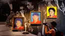 Pengunjung mengambil gambar karya seni seniman AS, Andy Warhol pada pameran 'Michael Jackson: On The Wall' di National Potrait Gallery, London, Rabu (27/6). Pameran ini memperingati ulang tahun Michael Jackson pada 29 Agustus. (AP/Kirsty Wigglesworth)