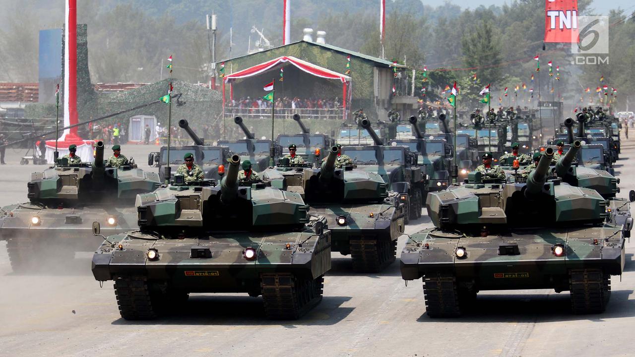 Prajurit TNI Unjuk Kekuatan Militer saat Geladi Resik HUT TNI ke-72