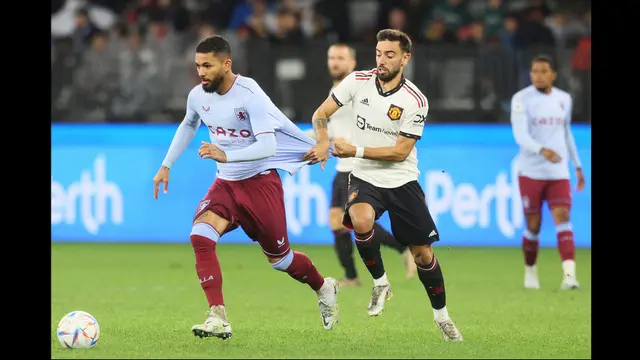 Foto: Hujan Deras, Lapangan Becek, Hingga Menarik Baju Pemain saat MU Melawan Aston Villa di Tur Pramusim