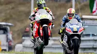 Pebalap LCR Honda, Cal Crutchlow (kiri), melakukan wheelies setelah menjadi juara MotoGP Brno di Sirkuit Autodrom Brno, Republik Ceska, Minggu, (21/8/2016). (AFP/Joe Klamar)