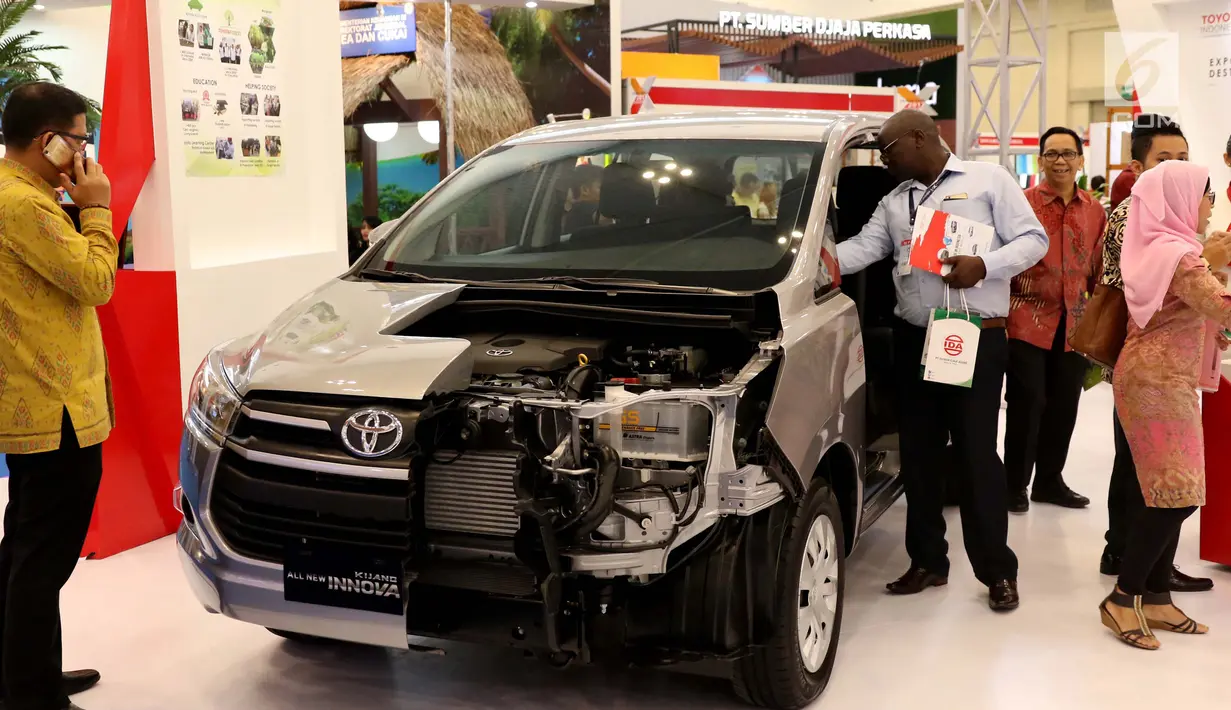 Pengunjung melihat mobil saat pameran Indonesia Trade Expo (ITE) 2017 di ICE, BSD, Tangerang Selatan, Rabu (11/10). Pamaren ini ditargetkan bisa menghasilkan transaksi perdagangan internasional mencapai sekitar Rp14,6 triliun. (Liputan6.com/Angga Yuniar)