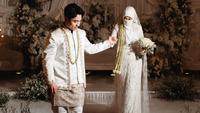 6 Momen Akad Nikah Fiki Naki dan Tinandrose, Khidmat dengan Dekorasi Serba Putih