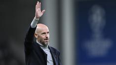 Pelatih MU, Erik Ten Hag melambaikan tangannya ke arah penonton saat pertandingan lanjutan Grup A Liga Champions 2023/2024 antara FC Copenhagen melawan MU yang berlangsung di Stadion Parken, Denmark, Kamis (9/11/2023) dini hari WIB. (AFP/Jonathan Nackstrand)