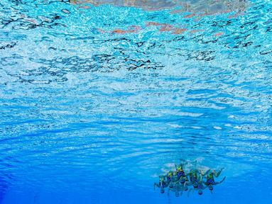 Tim renang China unjuk kebolehan di dalam air pada final Gaya Bebas Putri kompetisi renang di Kejuaraan Dunia Federasi Renang Dunia FINA 2017 di Budapest, (21/07). (AFP Photo / François-Xavier Marit)