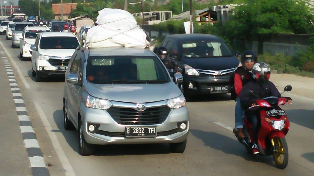 Kepadatan lalulintas mudik di Karawang, Jawa barat di H-2 (Abramena/Liputan6.com)