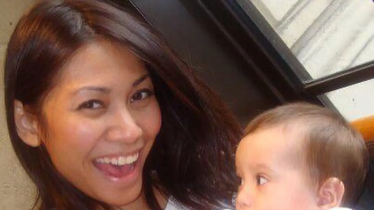 Anggun C Sasmi bersama Kirana Cipta Montana Sasmi saat bayi