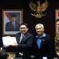 Wakil Ketua DPR RI Fadli Zon menerima berkas dari Rachmawati Soekarno Putri bersama Wakil Ketua DPR RI Agus Hermanto dan Anggota DPR RI Aziz Syamsuddin dari Fraksi Partai Golkar, Jakarta, (9/10/14). (Liputan6.com/Andrian M Tunay)  