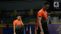 Ganda putra Indonesia, Fajar Alfian/Muhammad Rian Ardianto, terlihat lelah saat melawan pasangan Malaysia, Aarron Chia/Soh Wooi Yik pada final bulutangkis beregu putra SEA Games 2019 di Multinlupa Sport Center, Rabu (4/12/2019). Fajar / Rian kalah 17-21 dan 13-21. (Bola.com/M Iqbal Ichsan)