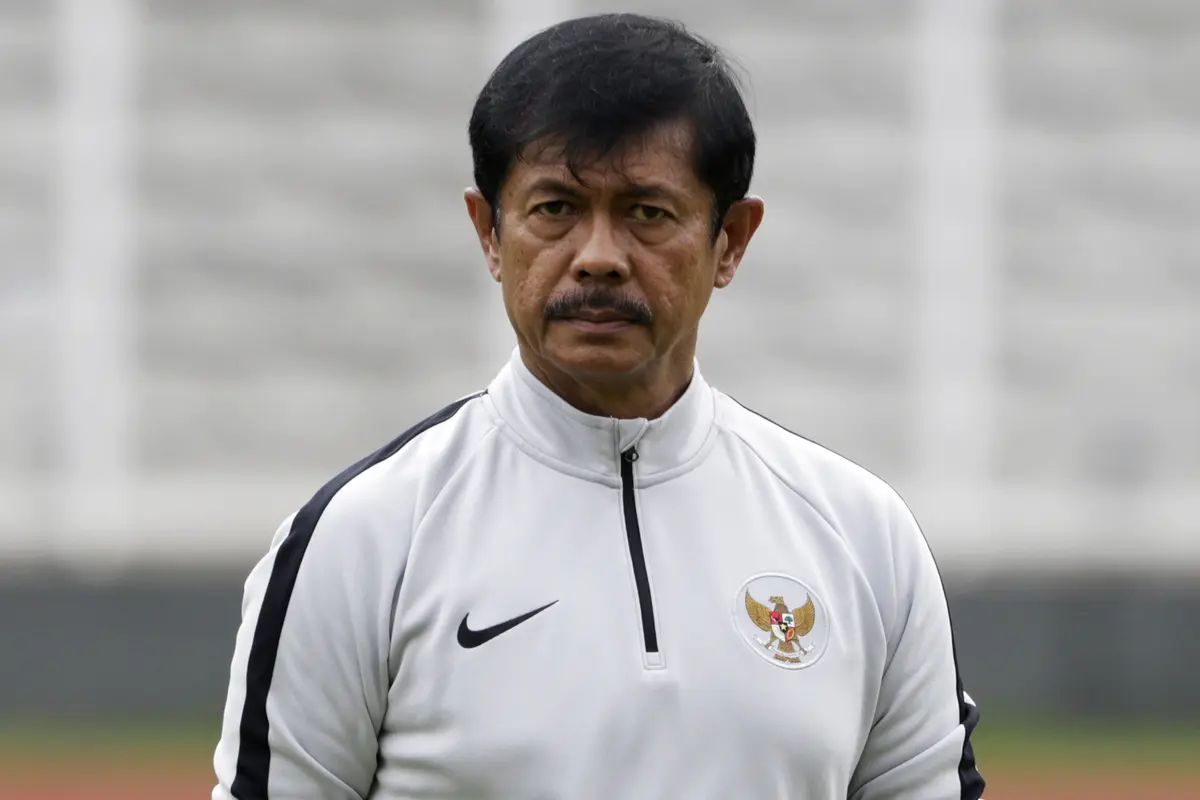 Pelatih Timnas Indonesia U-22, Indra Sjafri, mengamati pemainnya saat latihan. (Bola.com/Yoppy Renato)