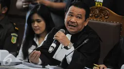 Kuasa hukum Jessica Wongso memberikan pertanyaan untuk saksi ahli toksikologi dari UI Budiawan pada sidang lanjutan di PN Jakarta Pusat, Rabu (14/9). Sidang ke-20 itu mendengarkan keterangan saksi dari kubu terdakwa Jessica. (Liputan6.com/Faizal Fanani)
