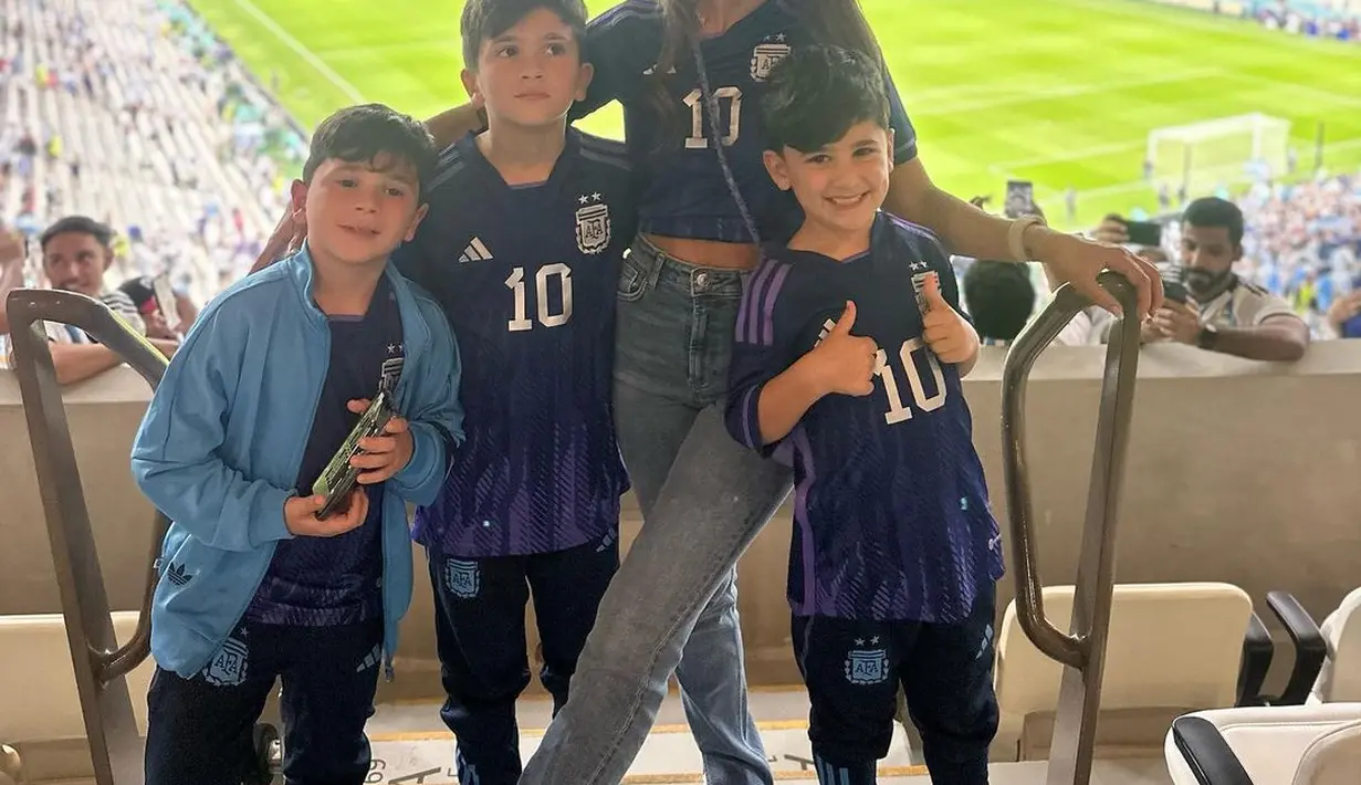 Antonella juga kerap memadukan jersey yang dibuat crop top dengan celana jeans. @antonelaroccuzzo.