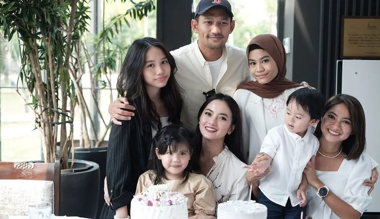 "Iya jujur saya udah melamar dia, tinggal cari hari baik, dan insya Allah kalau udah ada harus baik bisa disegerakan," kata Ibnu Jamil saat ditemui di kawasan Kemang, Jakarta Selatan, Sabtu (21/11/2020).  (Instagram/ibnujamilo)